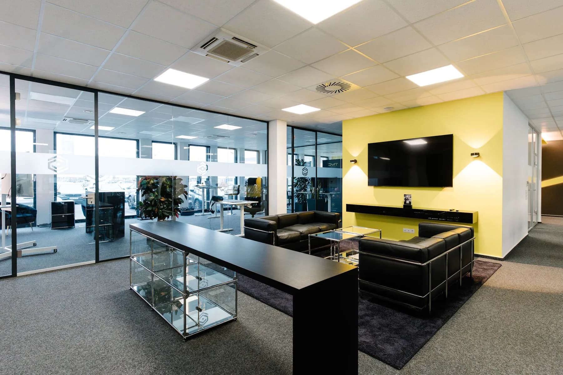 Moderner Empfangs- und Loungebereich im Büro von Haag & Sondershausen