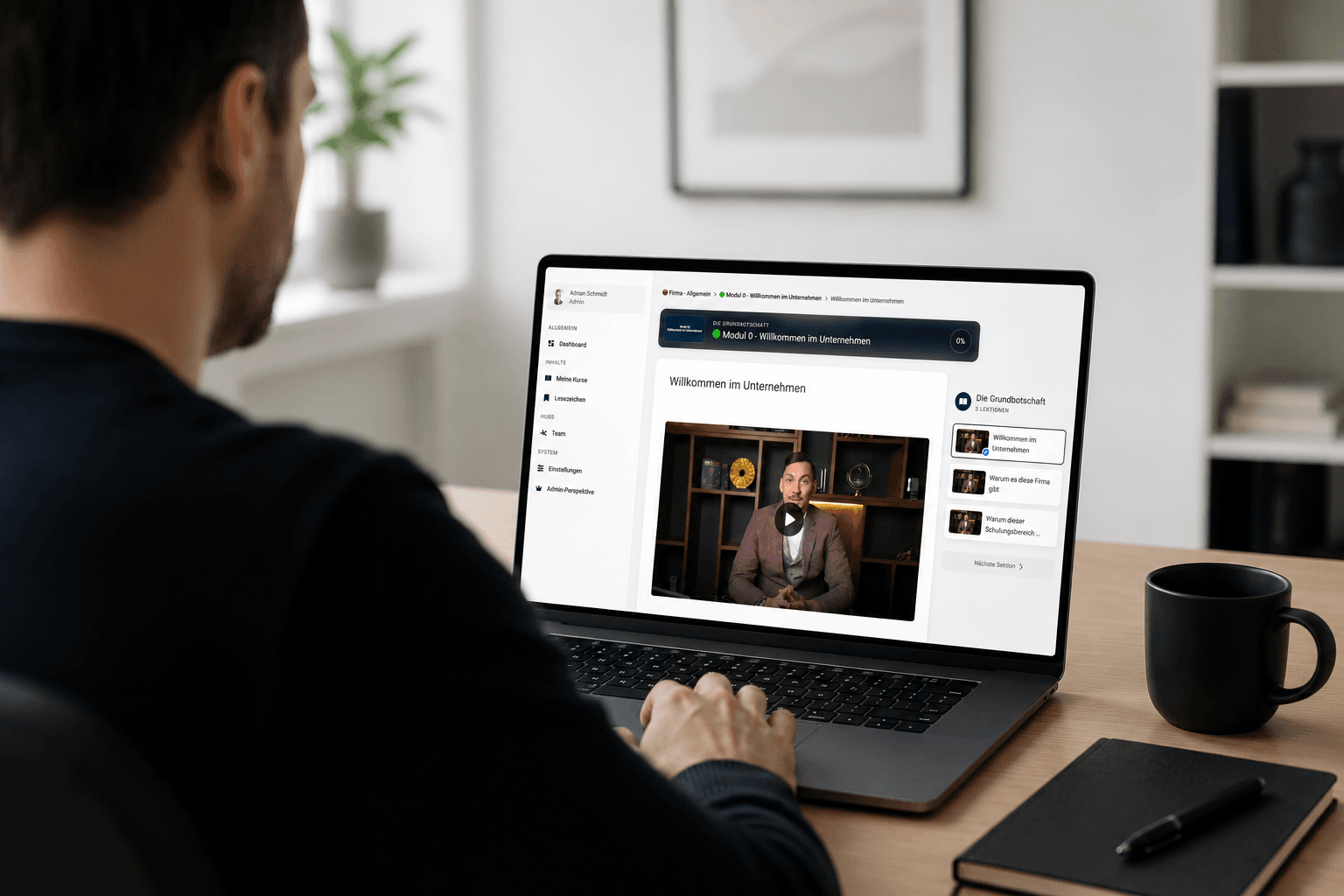 Mitarbeiter sieht sich den digitalen Schulungsbereich von Haag & Sondershausen auf einem Laptop an